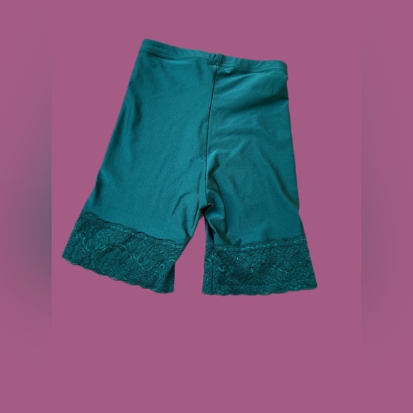 Lace trim biker style shorts - Picture 3 of 3